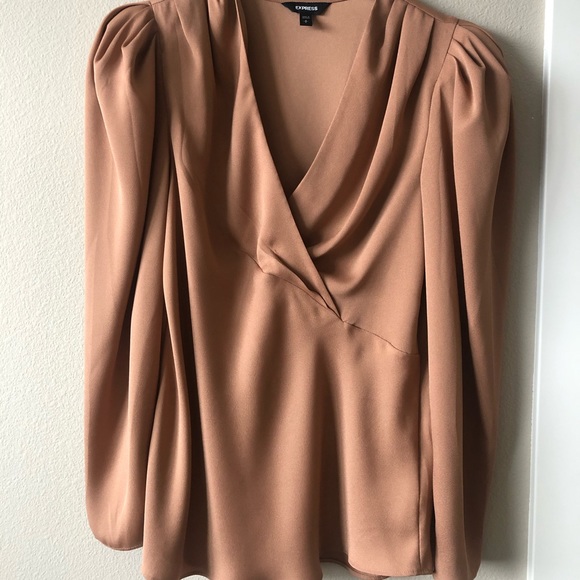 Express women’s V-neck puff sleeve top - Picture 2 of 2